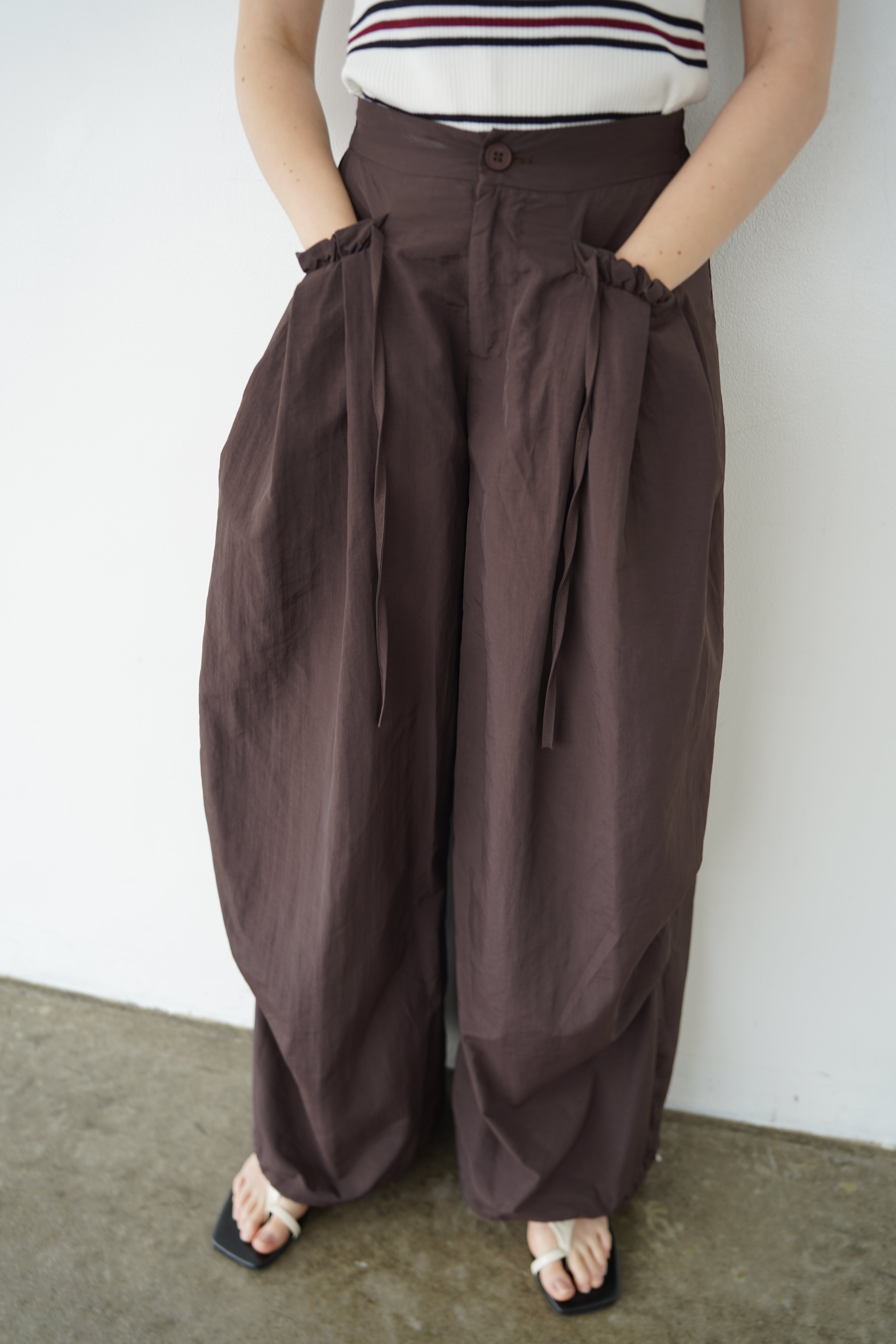 Pocket frill parachute pants
